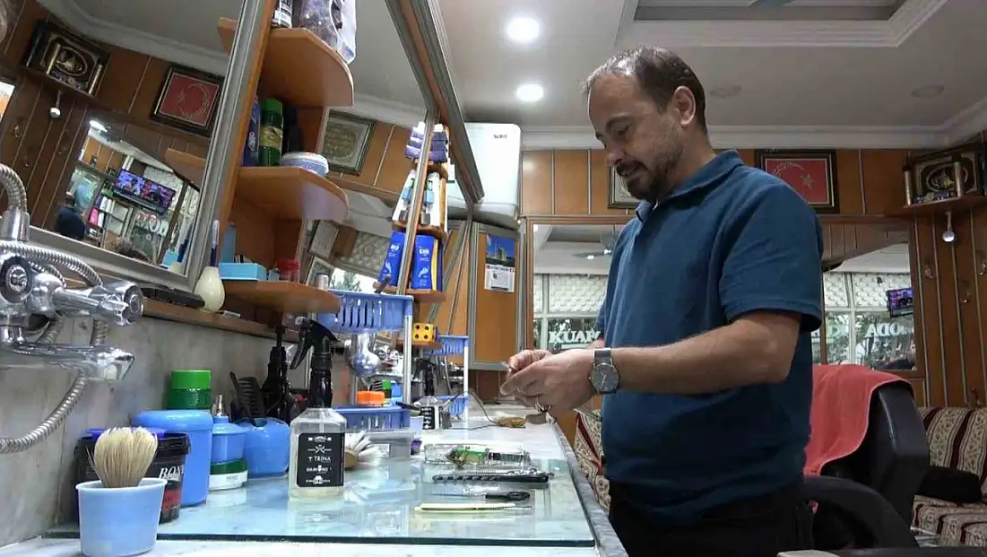 Siirt'te ’Kuaför’ yerine ’berberi’ tercih ediyor, klasik işletmesinde hala çeyrek asır önceki müşterisini tıraş ediyor