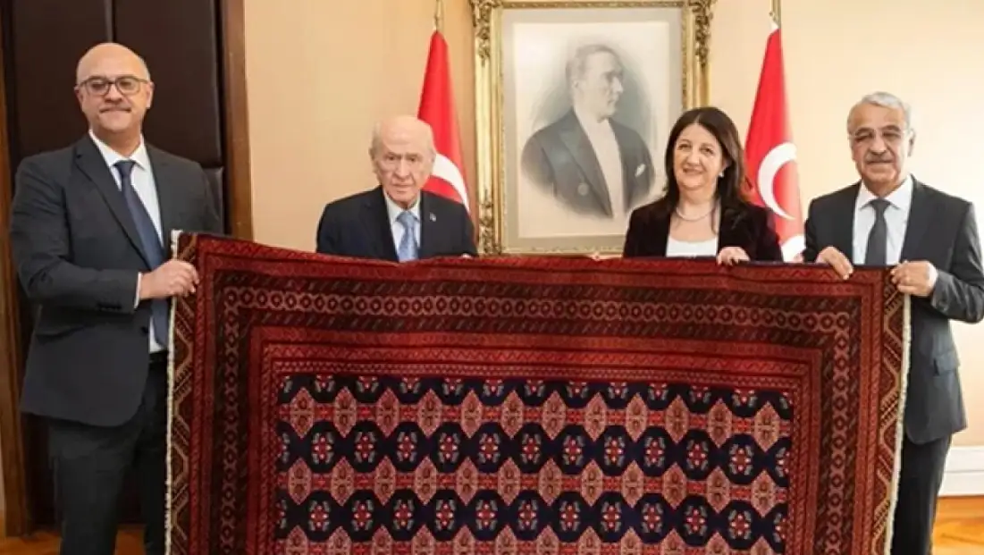 Bahçeli, DEM Parti ile tokalaşmasını ve Öcalan’dan gelen kilimi anlattı