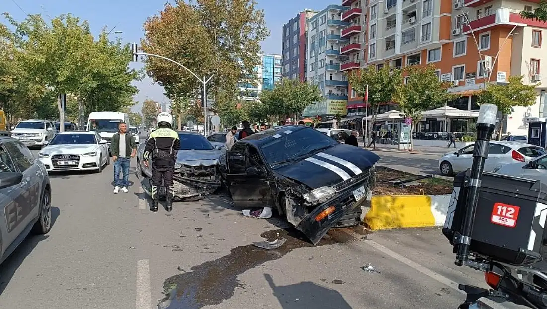 Batman’da Refüje Çıkan Araca Arkadan Çarpan Otomobilde 1 Kişi Yaralandı