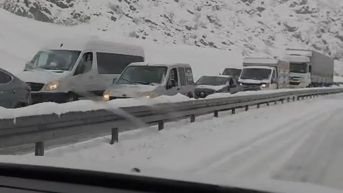 Bitlis–Siirt kara yolu yoğun kar yağışı nedeniyle durma noktasına geldi