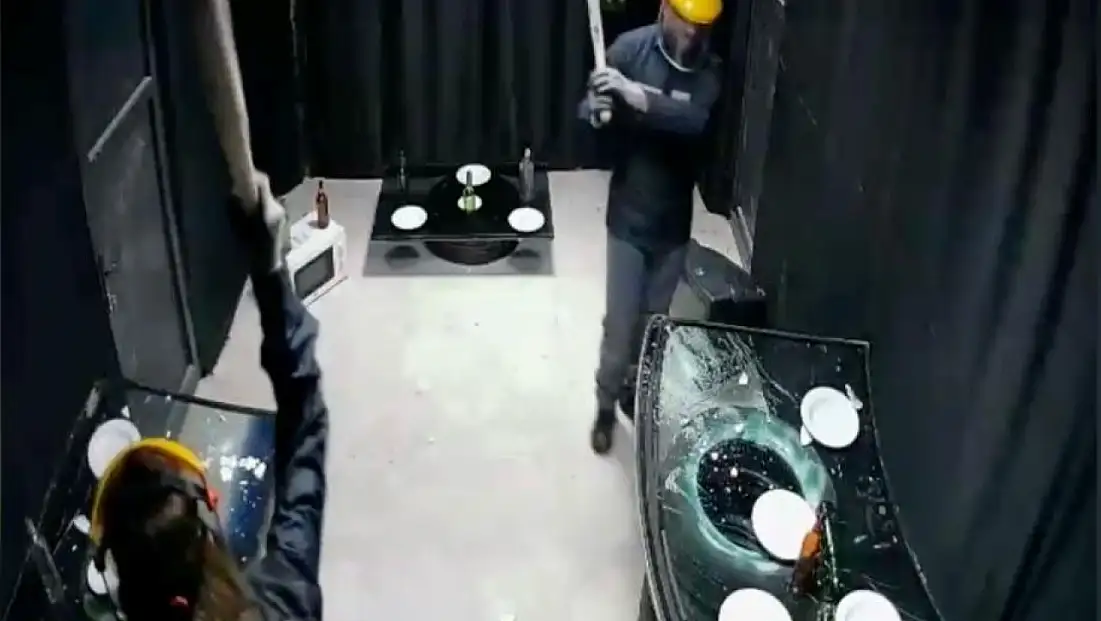 Bu eve gelen her şeyi kırıp döküyor! Öfkesini dışa vuran vurana