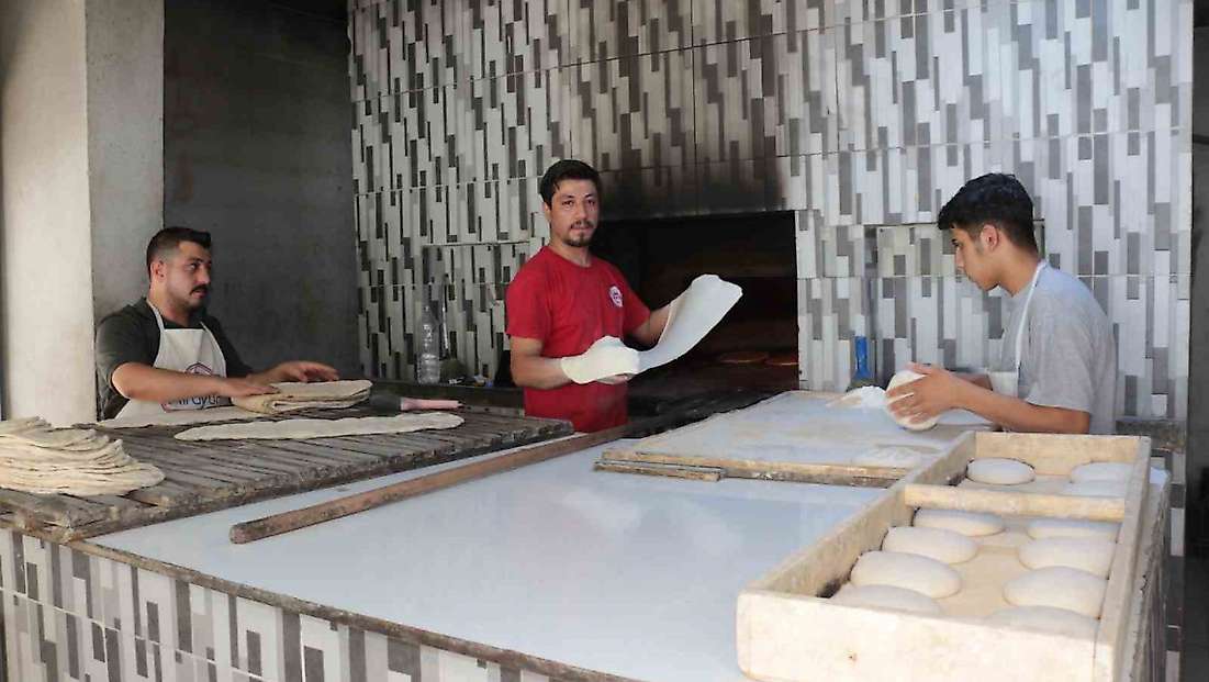Cizre’de kavurucu sıcaklık: Dışarıda 55, fırının önünde 80 derece