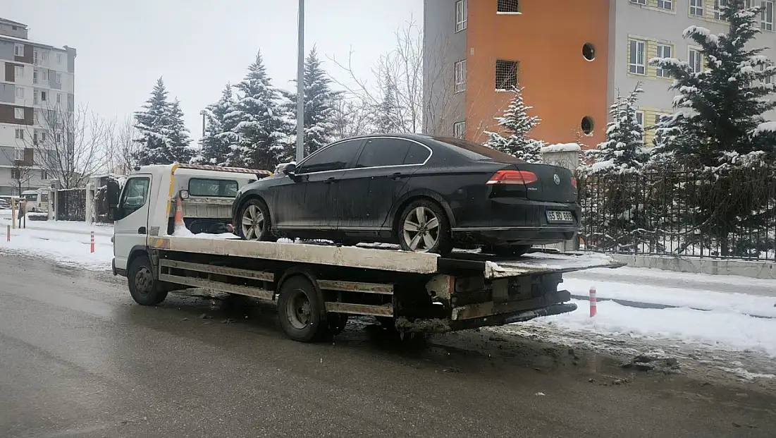 DEM Partili eş başkanın makam aracına haciz