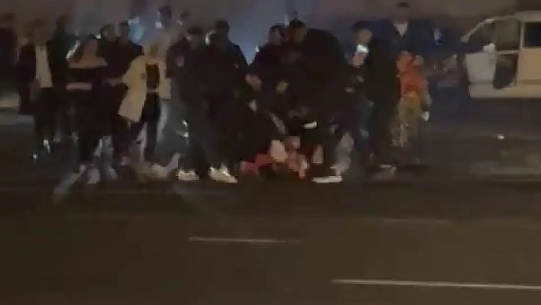 Diyarbakır’da düğün sonrası kavga: Damat, yerde yatan şahsa siper oldu