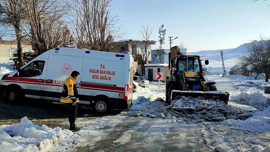 Ekipler ambulansın yolunu açtı, anne ve bebek hastaneye ulaştırıldı