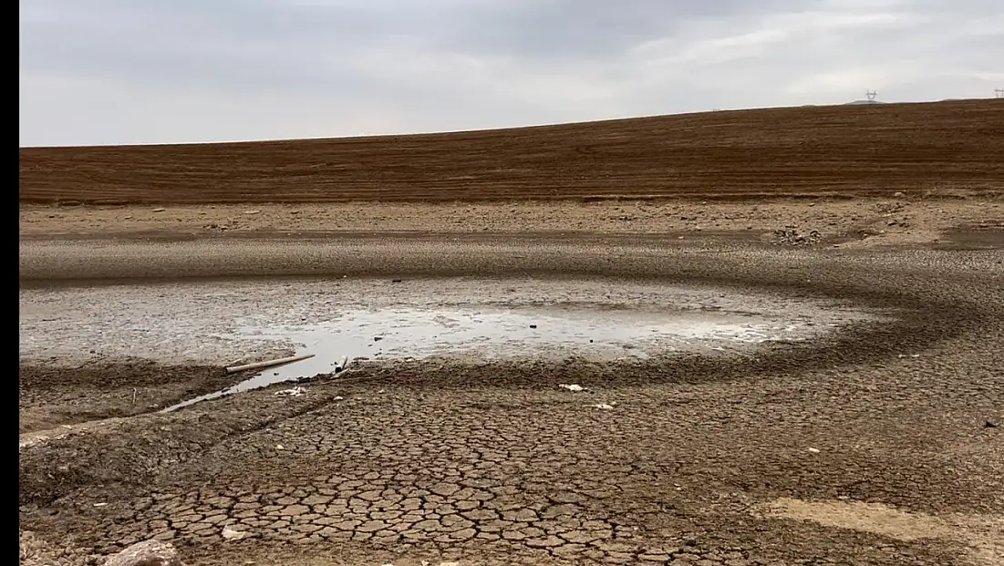 Kurtalan Belediyesi’nden Çayırlı Köyü Göletindeki Balıklar İçin Su Takviyesi