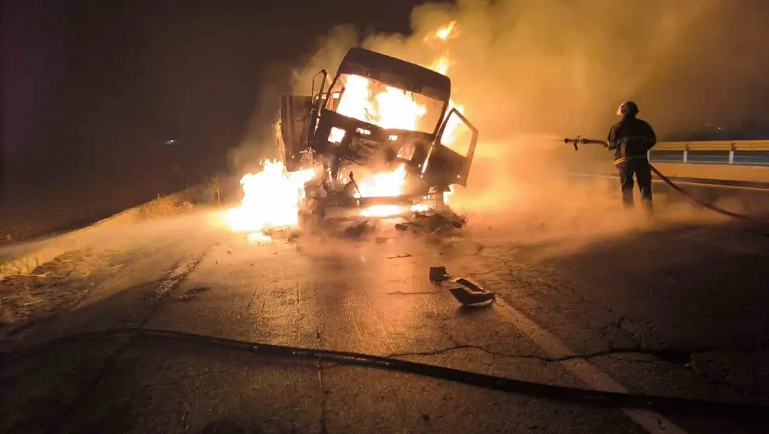 Mardin’de çarpışan iki tırdan biri yandı