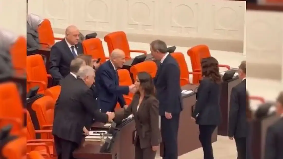 Meclis’te Dikkat Çeken Temas! DEM Parti Eş Genel Başkanı Bakırhan ve Bahçeli Arasında Sıcak tokalaşma