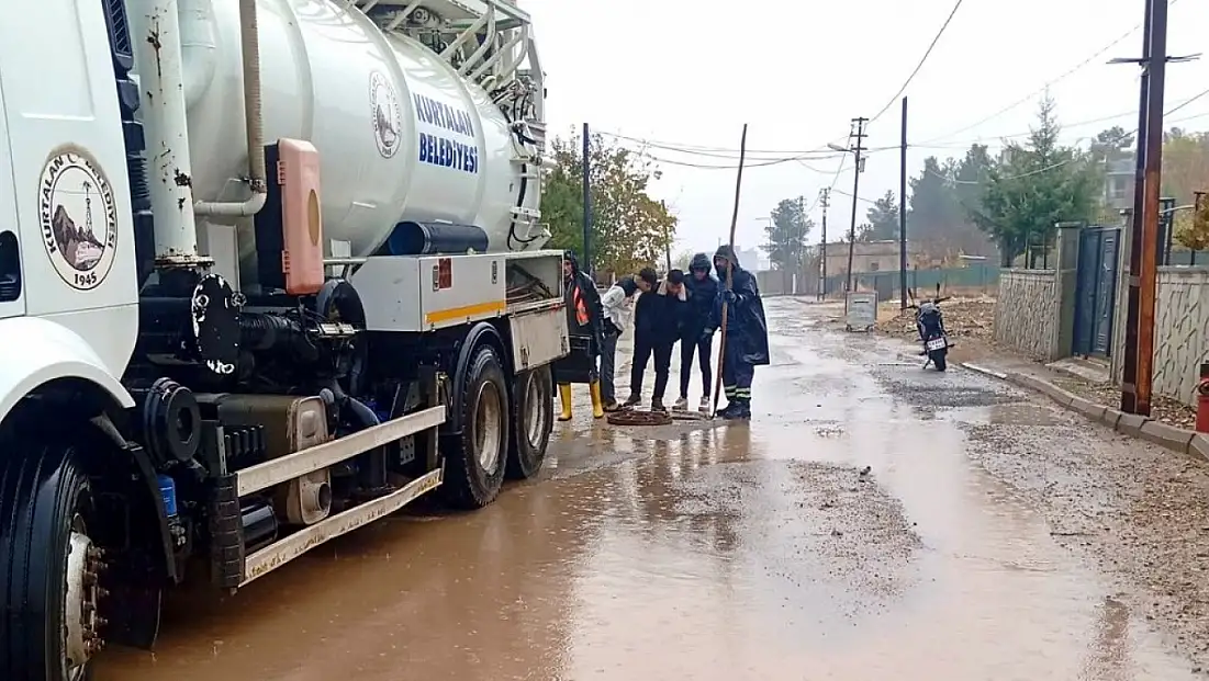 Meteoroloji Uyardı, Siirt’te Yağmur Hayatı Olumsuz Etkiledi