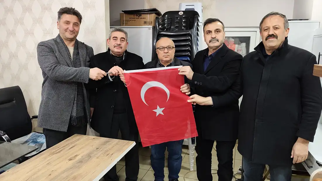 MHP Siirt İl Başkanlığından Türk Bayrağı Hassasiyeti