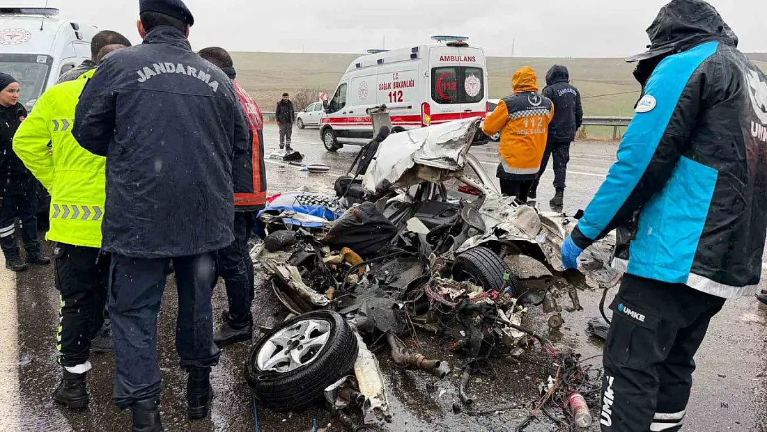 Adıyaman'da otobüs otomobili kağıt gibi ezdi: 3 ölü, 1 yaralı