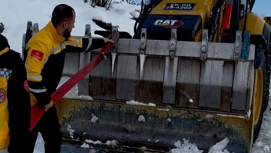 Pervari’de Ambulans Karda Mahsur Kaldı, Diyaliz Hastası 4 Saatlik Mücadelenin Ardından Kurtarıldı