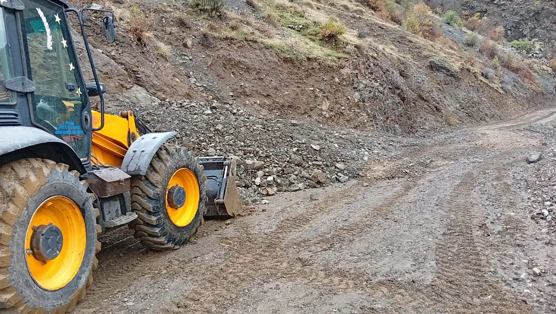 Pervari’de Heyelan: Köy Yolu Ulaşıma Kapandı, Ekipler Hızla Müdahale Etti