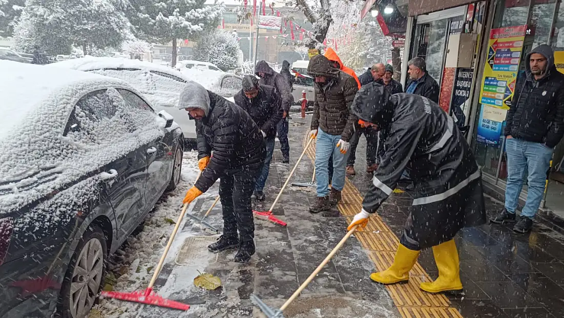 Siirt Belediyesi karla mücadele çalışmalarını sürdürüyor