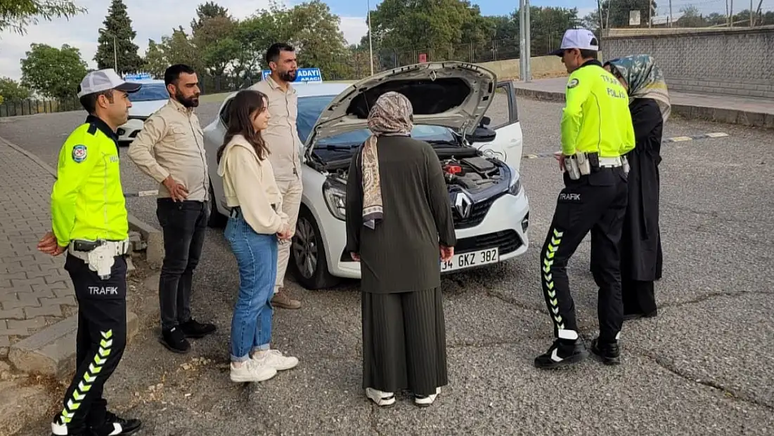 Siirt Emniyeti Sahada! Sürücü Adaylarını Trafik Güvenliği Konusunda Bilgilendirdiler