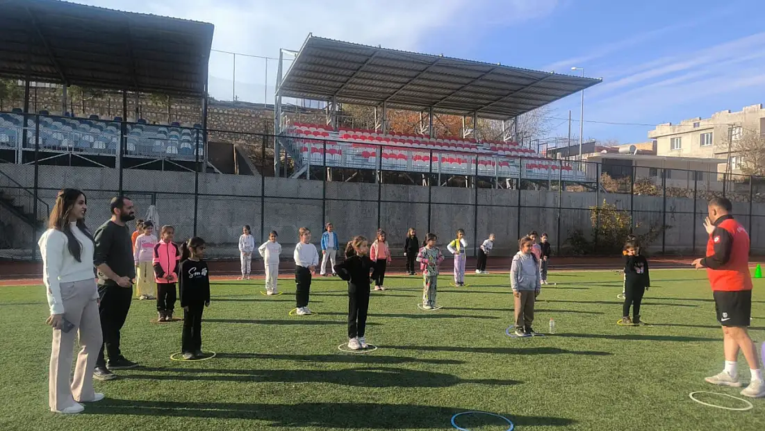Siirt Eruh’ta ortaokul öğrencilerine yönelik “Sporu Sevdirme Etkinliği” düzenlendi