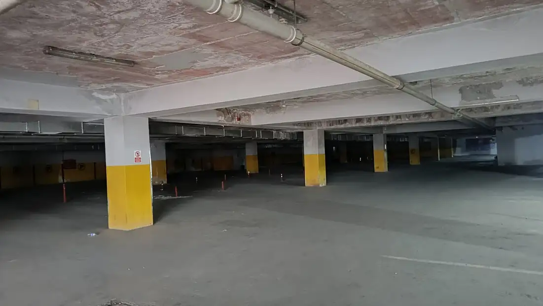 Siirt’in En Büyük Otoparkı Yıkılma Tehlikesi Nedeniyle Boşaltıldı; Kent Meydanı İçin de Acil Önlem Çağrısı! Gözler Yetkililerde