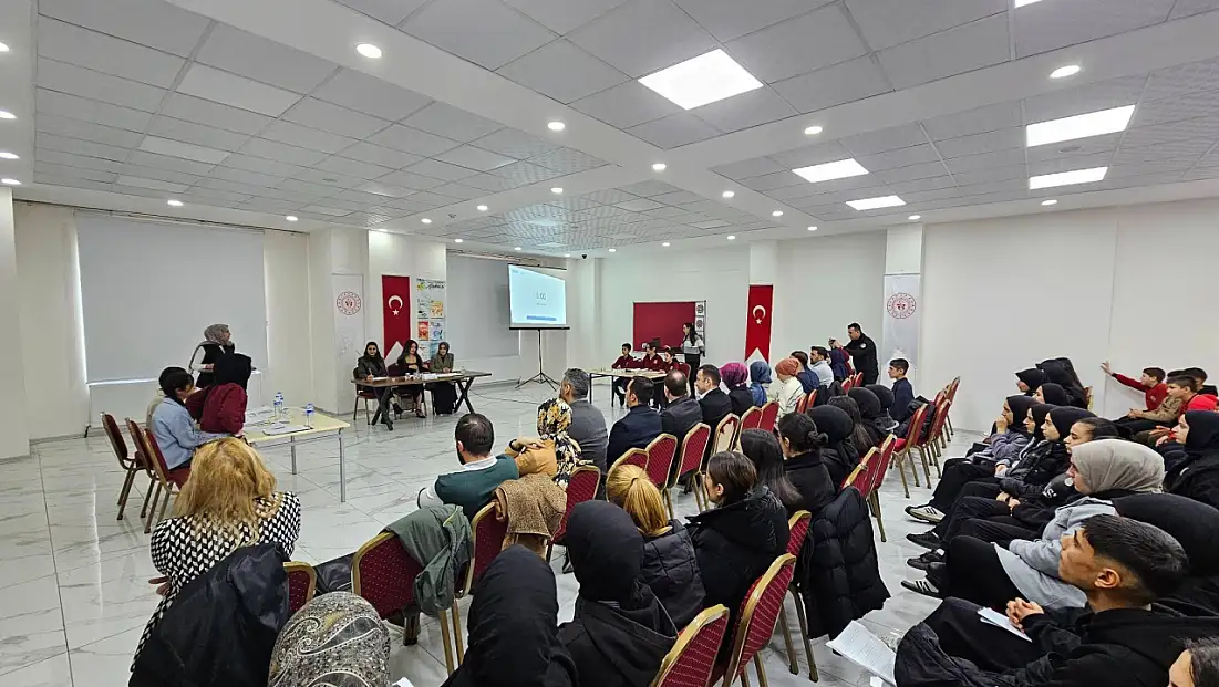 Siirt Pervari’de gençler ''Yapay zekâ mı, insan zihni mi?'' sorusunu tartıştı