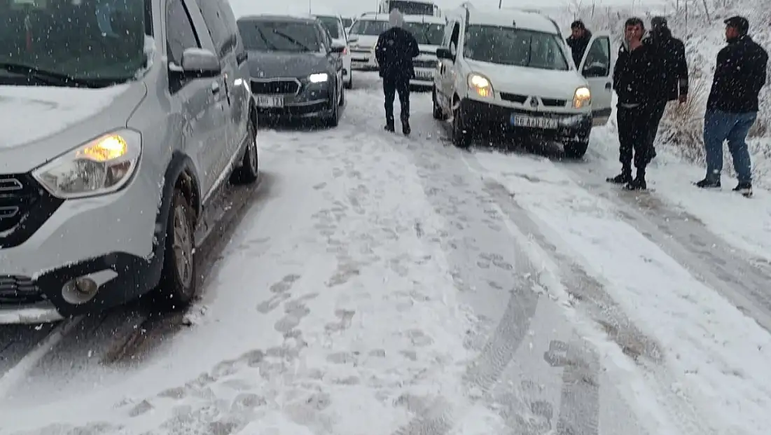 Siirt–Pervari yolunda zincirsiz araçlar mahsur kaldı: Zincir takanlar yoluna devam edebildi