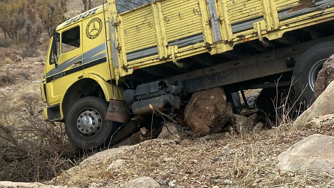 Siirt–Şırnak kara yolunda freni patlayan kamyon yoldan çıktı!