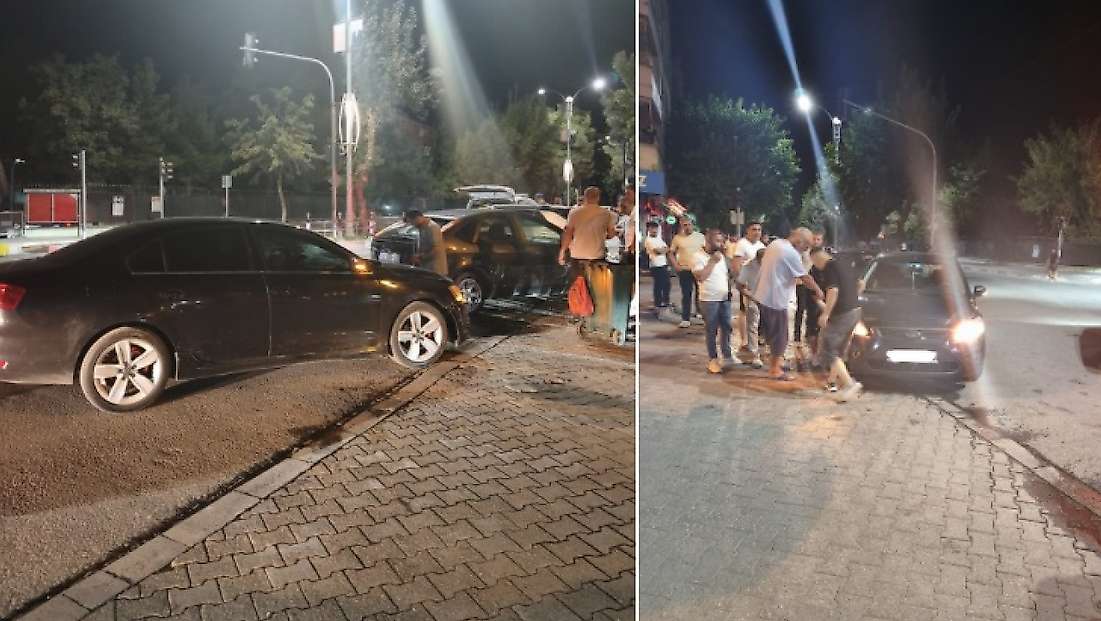 Siirt’te 15 Temmuz Meydanı’nda İki Otomobil Çarpıştı