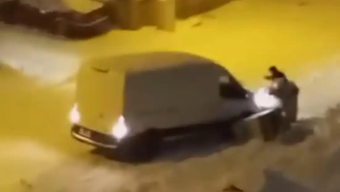 Siirt’te Buzlanan Yollarda Araçlar Zor Anlar Yaşıyor