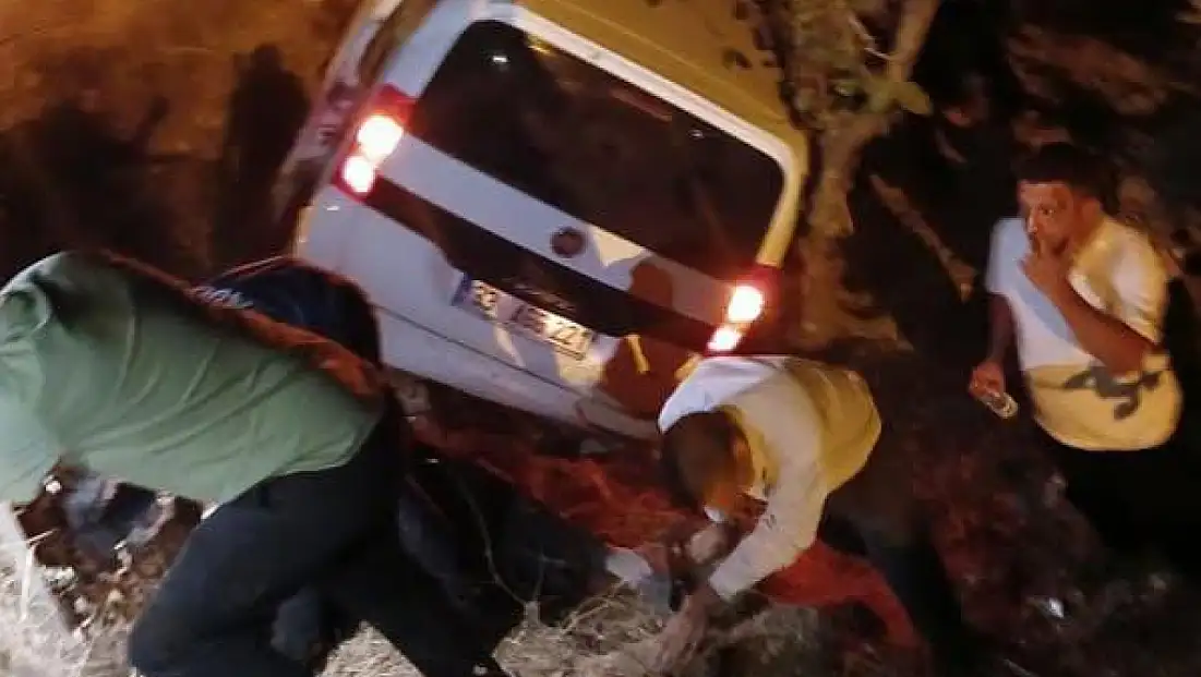 Siirt’te hafif ticari araç devrildi: 5 Kişi yaralandı