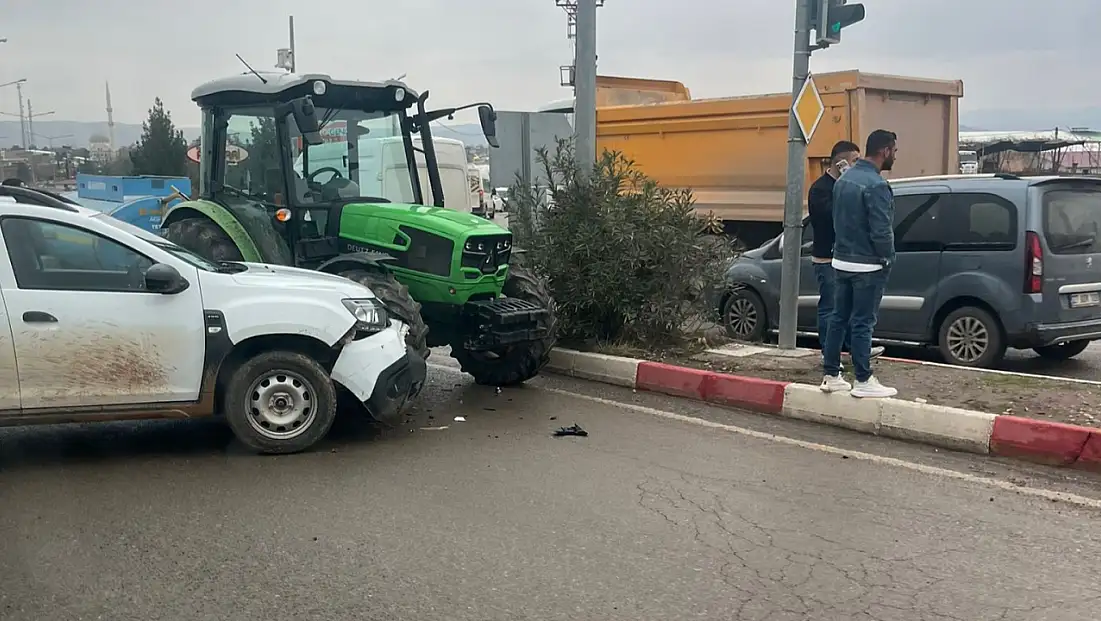 Siirt’te Hafif Ticari Araç ile Traktör Çarpıştı