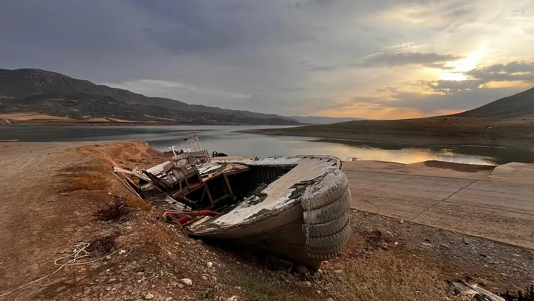 Siirt'te Ilısu Baraj Gölü’nde çürümeye bırakılan tekneler