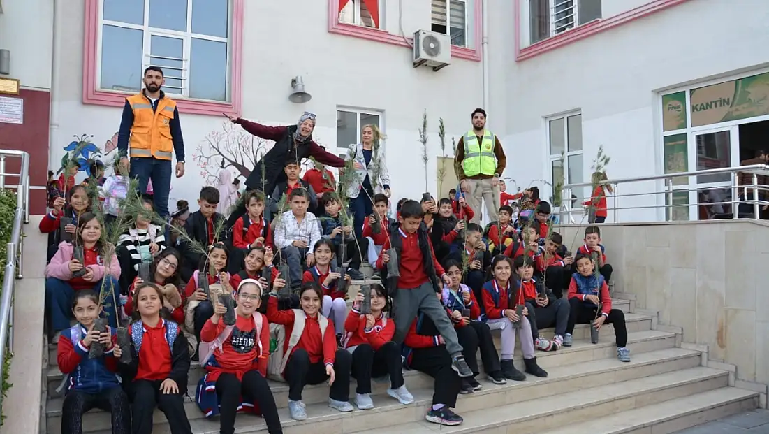 Siirt’te ilkokul öğrencilerine fidan dağıtıldı