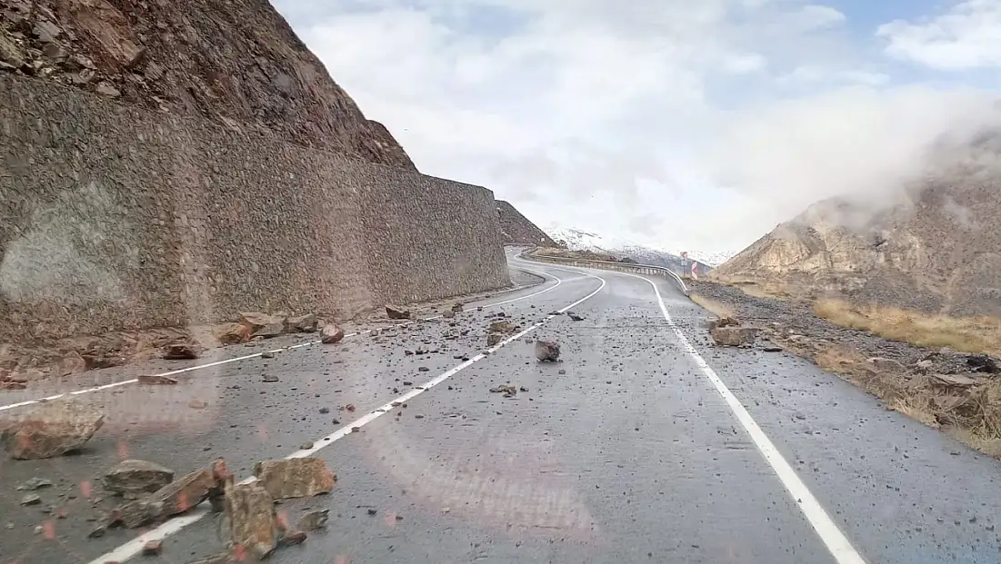 Siirt’te Karayoluna Kaya Düştü: Olası Faciadan Kıl Payı Dönüldü