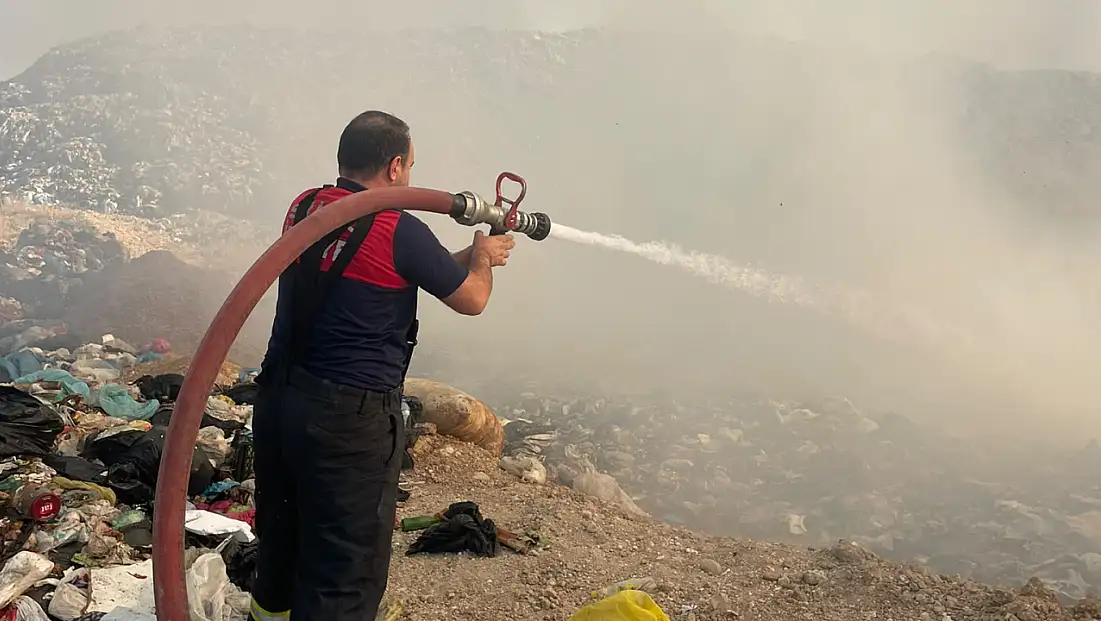 Siirt'te Katı Atık Sahasında Büyük Yangın: Ekipler 4 Saattir Alevlerle Mücadele Ediyor