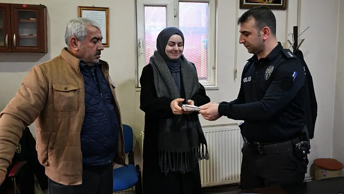 Siirt’te Kaybolan ve İçinde 10 Bin Lira Olan Çantayı Hamallık Yapan Mehmet Emin Aktaş Sahibine Ulaştırdı