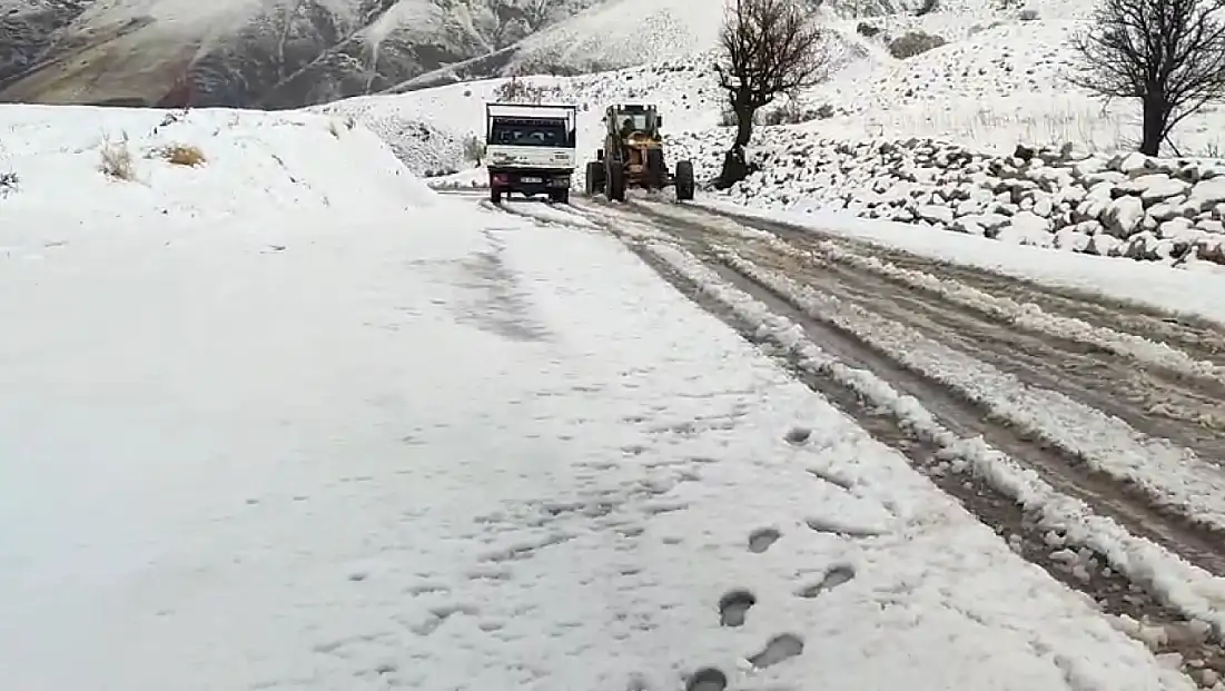 Siirt’te Mevsimin İlk Karı Etkili Oldu: Araçlar Yolda Mahsur Kaldı