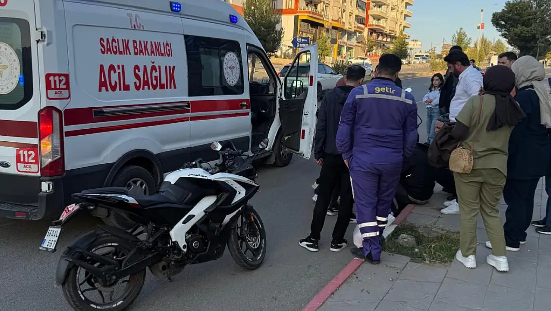 Siirt’te Motosiklet Sürücüsü Yayaya Çarpmamak İçin Direksiyonu Kırdı: 1 Yaralı