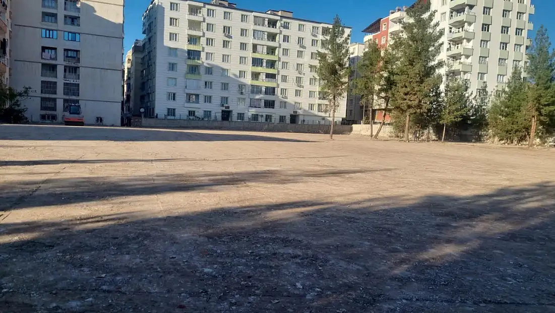 Siirt’te Otopark Sorunu: Kalıcı Çözüm Yerine Geçici Adımlar! Çok Katlı Otopark Yapmak Şart!