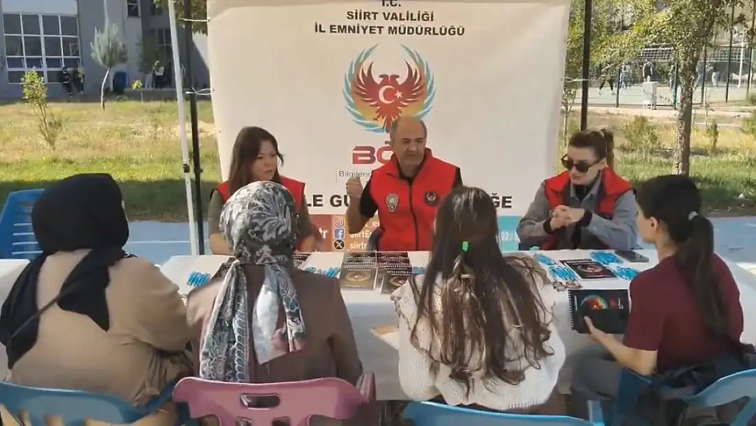 Siirt İl Emniyet Müdürlüğü ekipleri, üniversite öğrencilerini bilgilendirdi