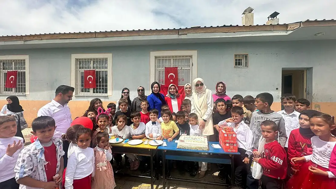 AK Parti Kadın Kolları Başkanı Mavi'den Şehit Mehmet Emin Carav İlkokuluna Ziyaret
