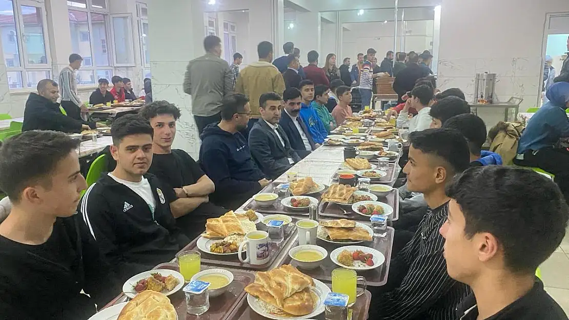 Baykan Kaymakamı Bağlı, Baykan Anadolu Lisesi Öğrencileriyle Birlikte İftar Yemeğinde Buluştu