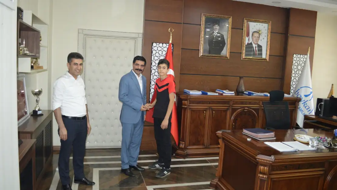 Baykan Kaymakamı Bağlı LGS'de Dereceye Giren Öğrencileri Altın İle Ödüllendirdi