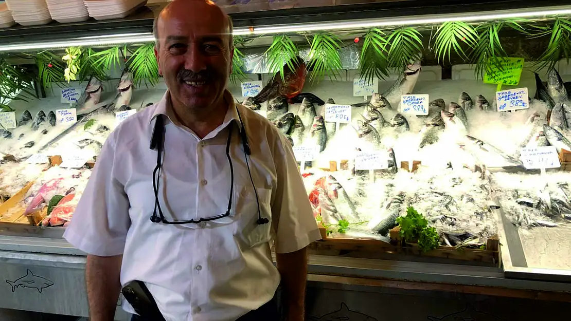 Denizi Oymayan Memleketin İnsanı, Dünyaya Balık Satıyor