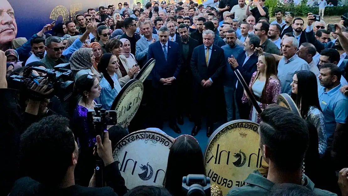 Diyarbakır'da Maç Öncesi Bakanlara Kürtçe Şarkılarla Coşkulu Karşılama
