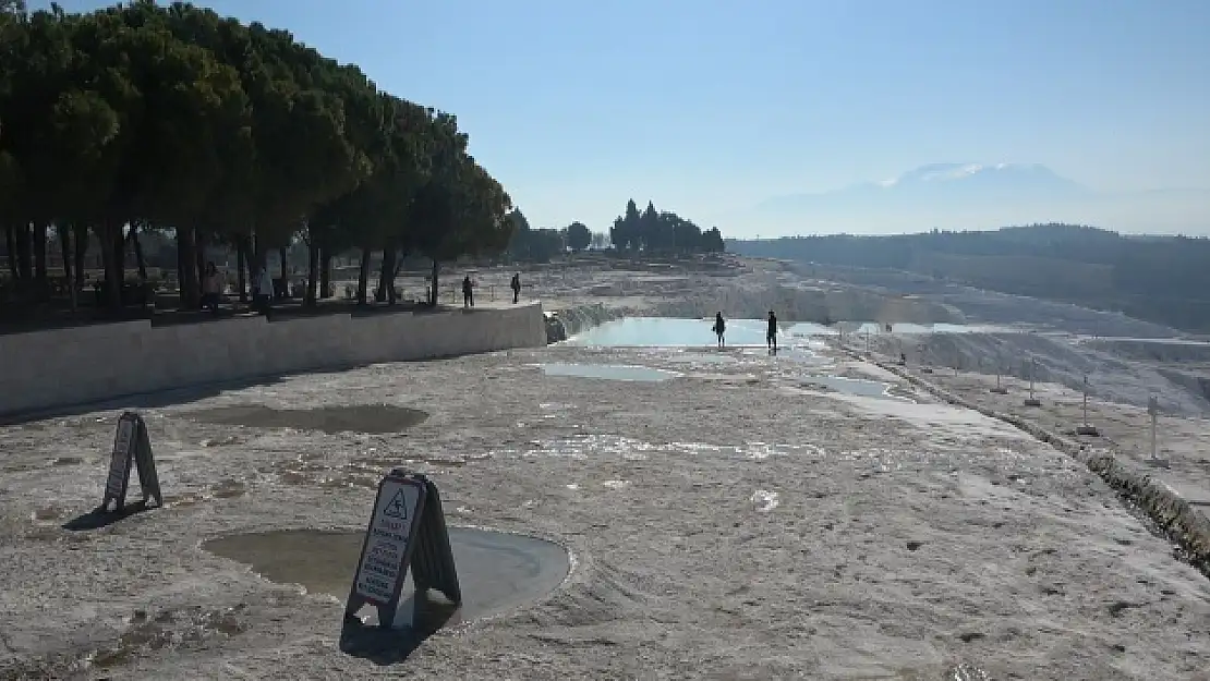Dünyada yaşanan korona virüsü salgını nedeniyle Pamukkale boş kaldı