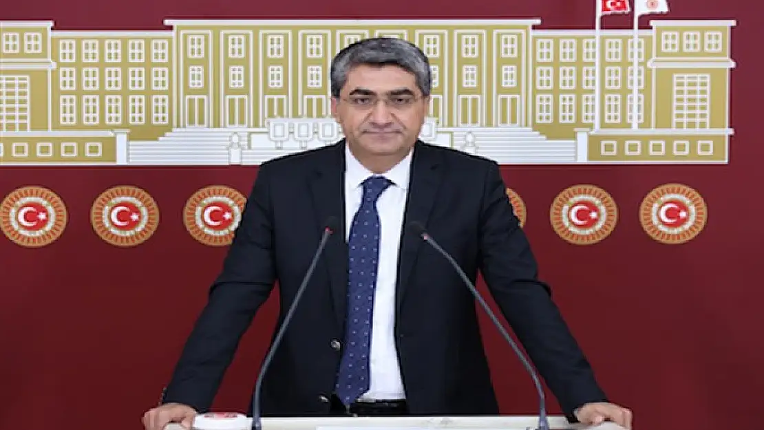 Ekmen: 'Hazin Bir Tutarsızlık İçindeler'