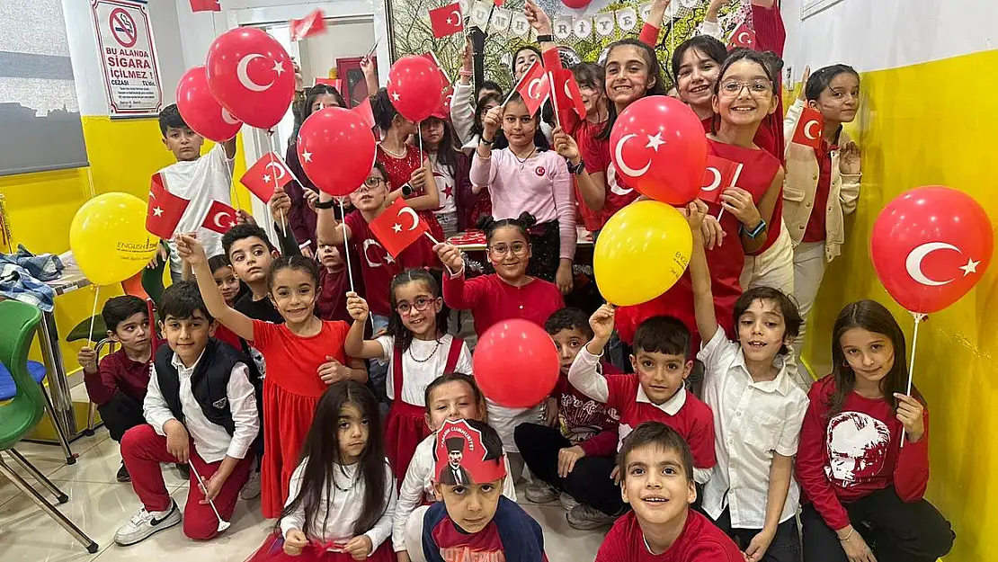 English Time'de Coşkulu 100. Yıl Kutlaması