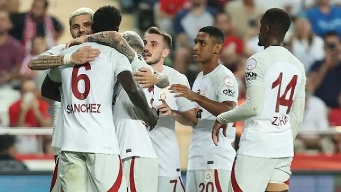 Galatasaray'ın yıldız futbolcusu ilk maçta sakatlandı! 2 Hafta sahalardan uzak kalacak