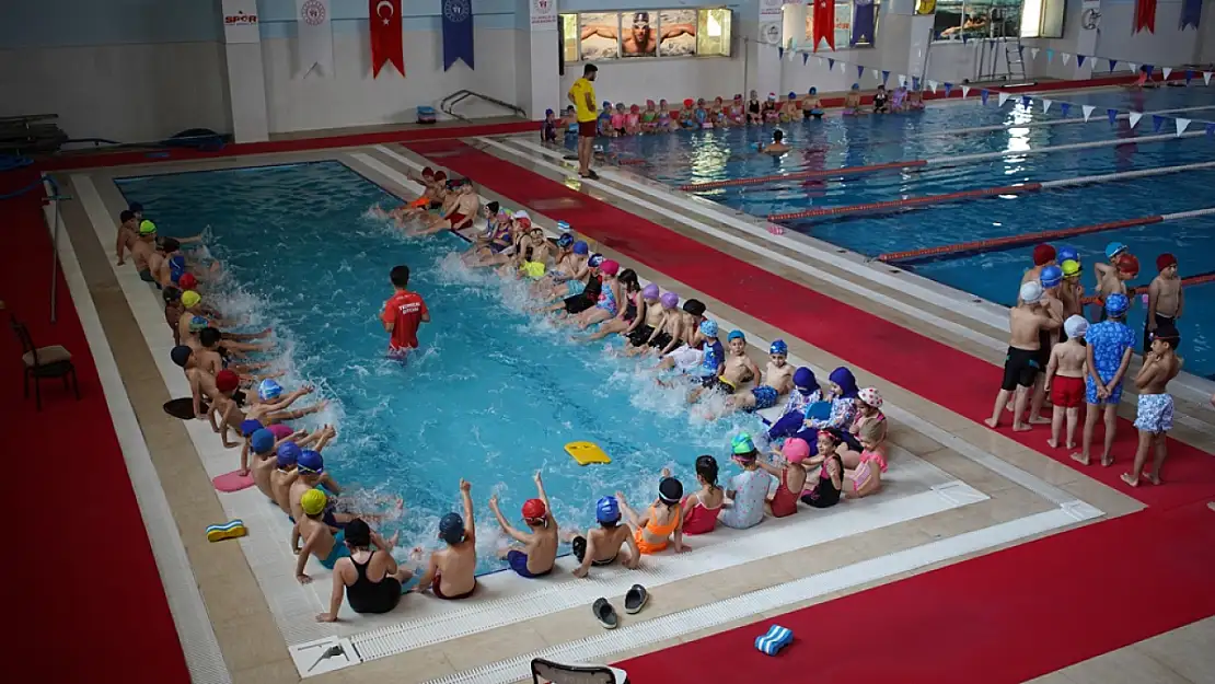 Gençlik ve Spor İl Müdürlüğü'nden 4 Bin 500 Çocuğa Yüzme Eğitimi