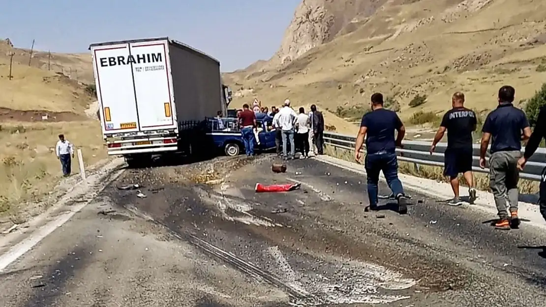 Hakkari-Van Yolunda Katliam Gibi Kaza: 4 Kişi Hayatını Kaybetti, 2 Kişi Yaralandı