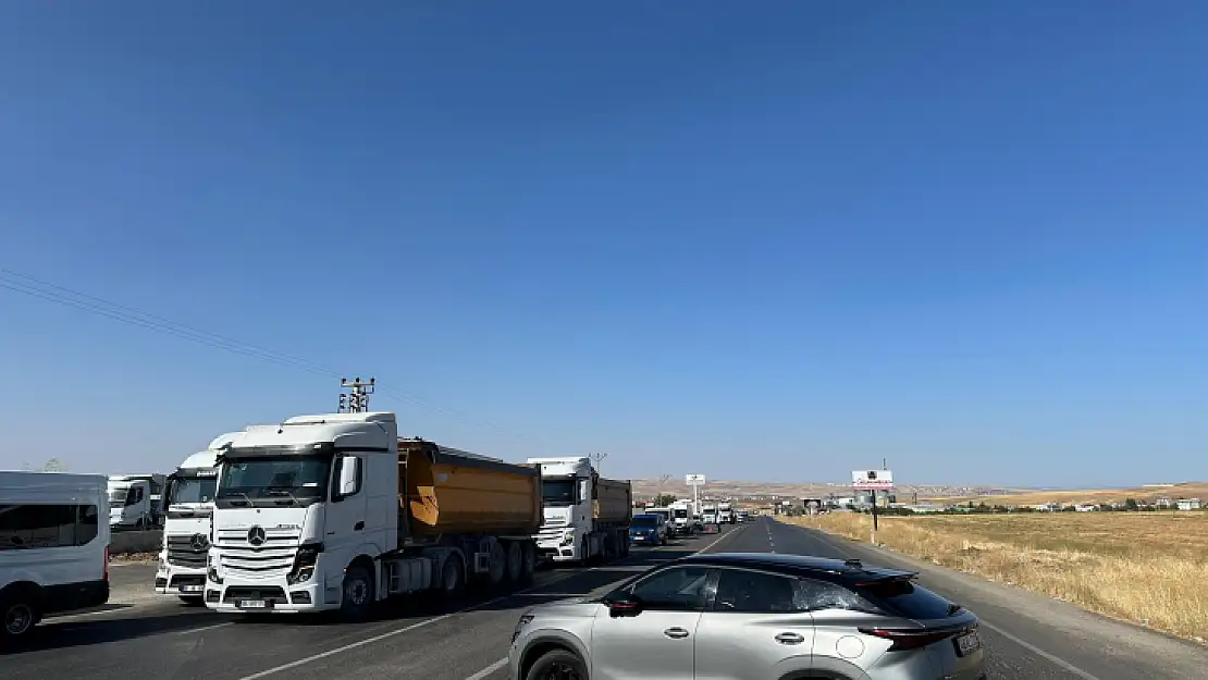 HÜDAPAR Milletvekili, Batman-Siirt Çevre Yolunu Trafiğe Kapatarak Alınmayan Önlemleri Protesto Etti