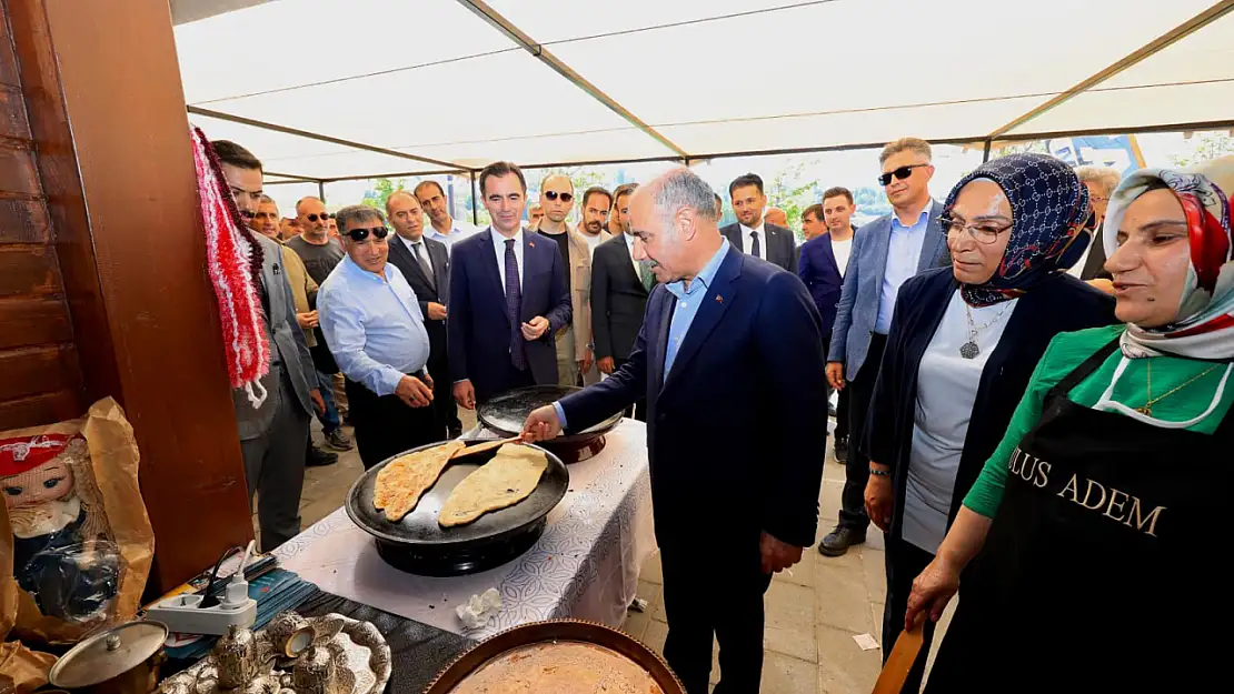 İçişleri Bakan Yardımcısı Aktaş, Siirt Standını Ziyaret Etti